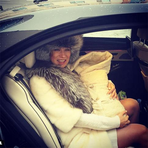 Олеся Судзиловская выписалась из роддома