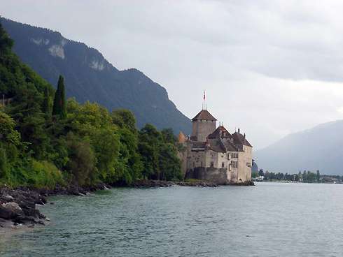 Шильонский замок был выстроен на берегу Женевского озера в 1160 году