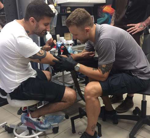 Саша T-Killah набил татуировку популярному блогеру Амирану Сардарову