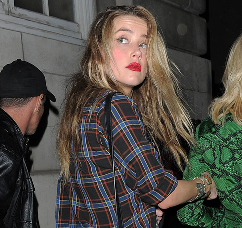 Эмбер Херд ушла в запой после развода с Джонни Деппом?