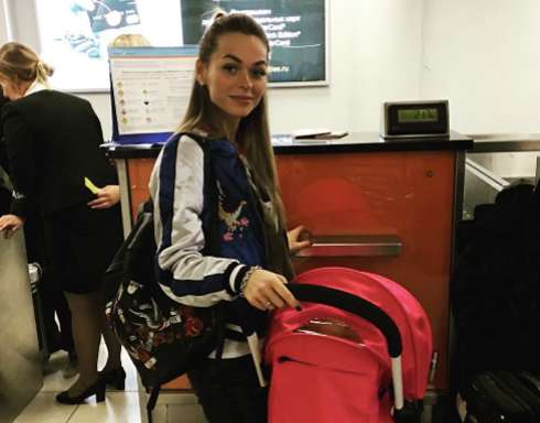 Анна Хилькевич с дочкой в аэропорту
