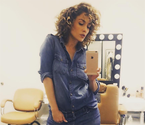 Дженнифер Лопес поделилась снимком без макияжа