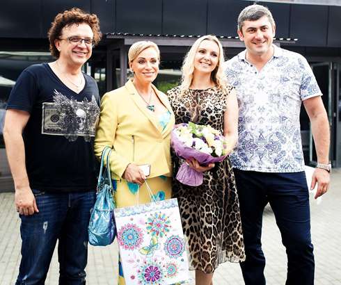 Рома Жуков с женой Еленой и Наталией Гулькиной