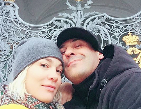 Стас Костюшкин забрал жену из роддома