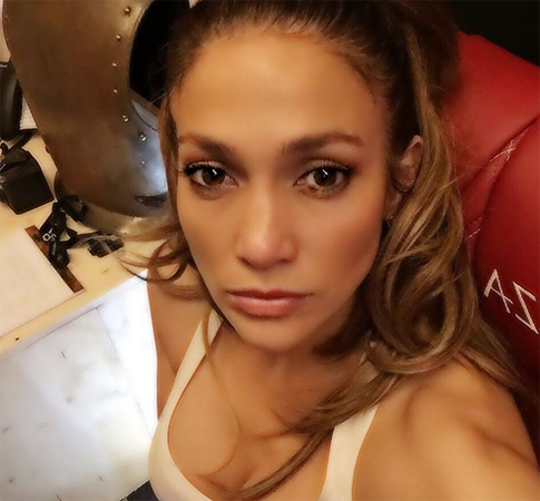 Дженнифер Лопес поделилась снимком в пижаме