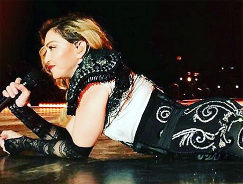 Мадонна вышла на сцену пьяная