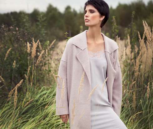 Стиль: Лиза Дрозд; макияж и прически: Анастасия Баранова; модель: Алина Поливенко (Nik managment); платье-комбинация и пальто, все – WINCS