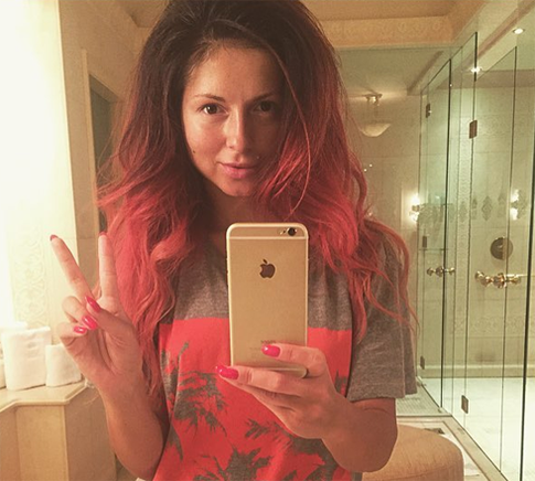 Певица Нюша опубликовала селфи из душа