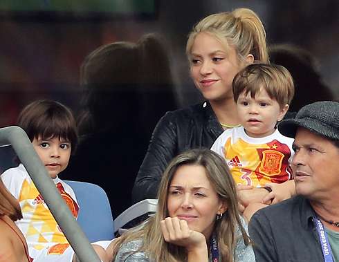 Шакира с сыновьями на матче Италии и Испании