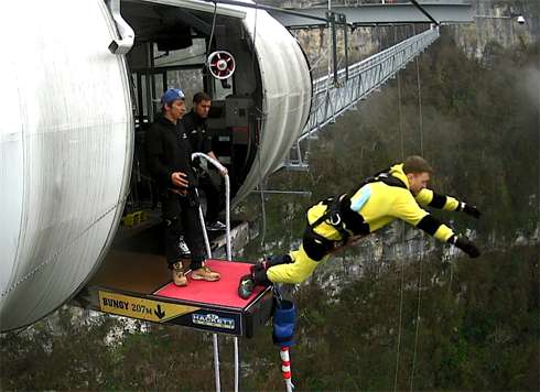 Артист прыгнул с тарзанки с высоты 207 метров