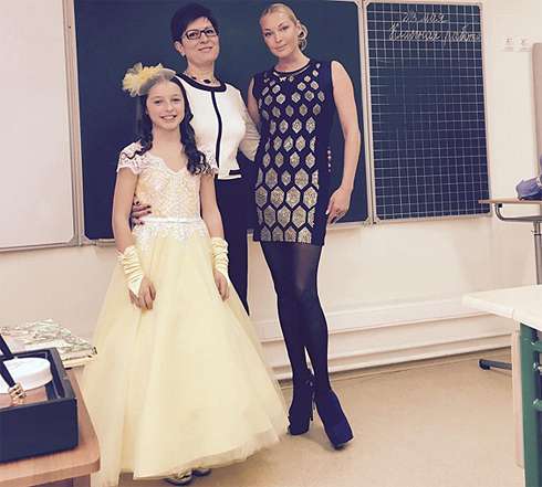 Анастасия Волочкова с дочерью Ариадной и ее учительницей