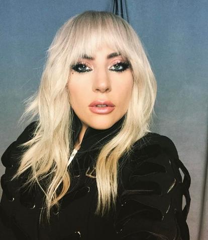 Леди Гага показала пышные формы в микро-бикини