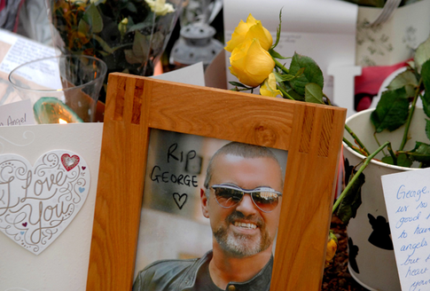 Джорджа Майкла тайно похоронили