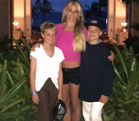 Бритни Спирс чувствует себя раскованно в бикини