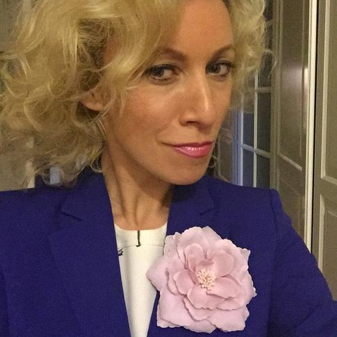 Мария Захарова позирует в шортах