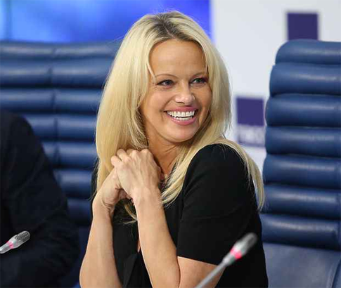 Памела Андерсон взбудоражила Сеть новой откровенной фотосессией