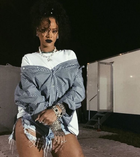 Рианна явилась на барбадосский карнавал с голубыми волосами