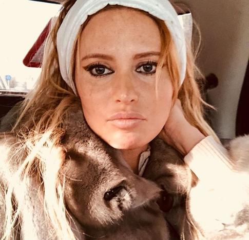 Борисова шокировала прихожан Рыльского монастыря ярким макияжем