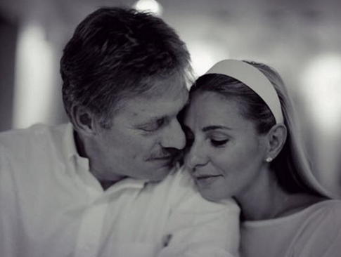 В Сети появилось фото Пескова и Навки из бани