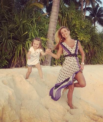 Навка опубликовала видео танца Пескова с дочерью