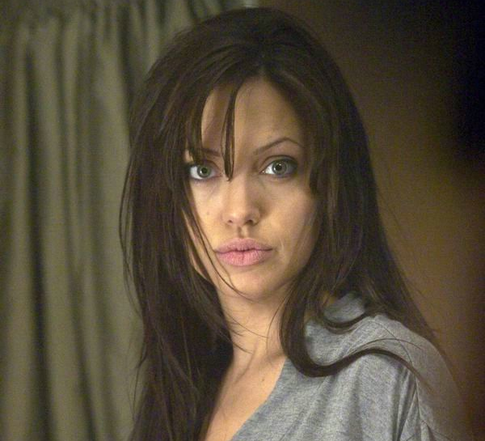 Джоли оскорблена поведением присутствующих в зале суда