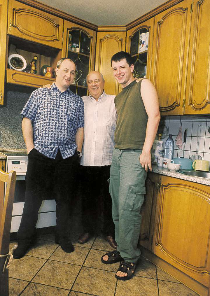 Аркадий Инин с сыновьями. Заметьте: на кухне!