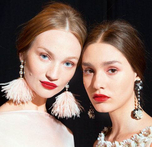 Красные губы, румяна и кудри в стиле восьмидесятых