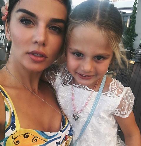 «Моника показала мне самый главный урок в жизни»: Седокова обратилась к дочери в соцсети