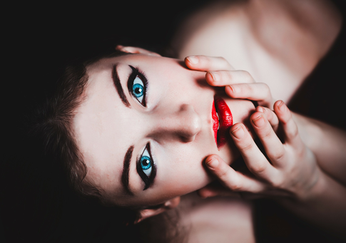 Яркий выход: рисуем стрелки, создаем «свою» помаду и удлиняем ресницы