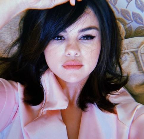 Селена Гомес поделилась «сонным» селфи