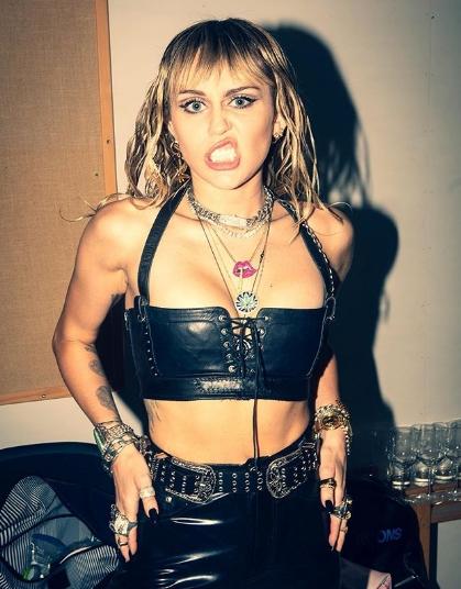 Майли Сайрус госпитализирована из-за проблем с гортанью