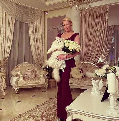 Волочкова занялась гимнастикой в бане