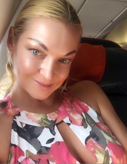 Волочкова «измерила длину острова» своим знаменитым шпагатом