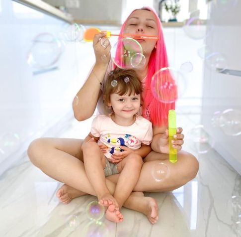 Что делать, если ребенок тоже хочет макияж и цветные волосы