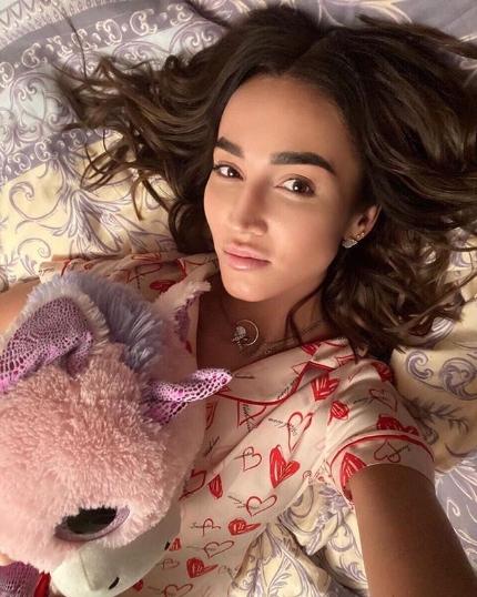 Бузова разыграла поклонников «беременным животом»