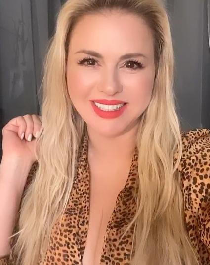 «Тогда еще не было груди»: Семенович поделилась архивным снимком