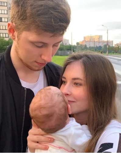 Липницкая впервые показала новорожденную дочь