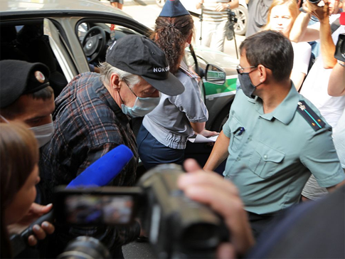 Адвокат Ефремова указал, что в автоэкспертизе «не раскрыт вопрос влияния через спутник»