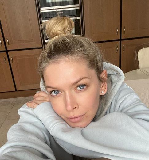 «Старая только я»: Брежнева представила подписчикам образ для нового видео