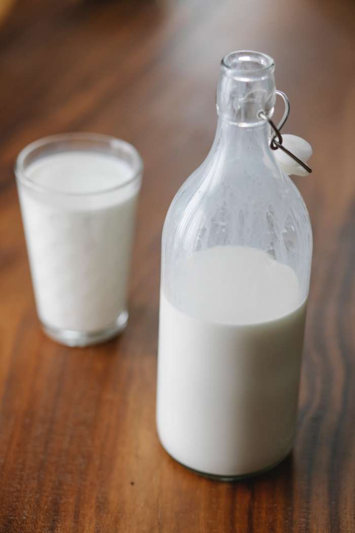 Стакан молока поможет утром избежать головной боли