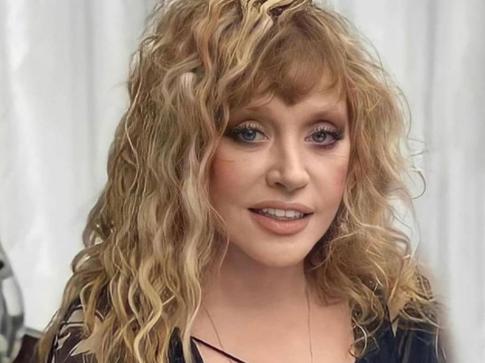 72-летняя Пугачева продемонстрировала стройные ноги в короткой юбке