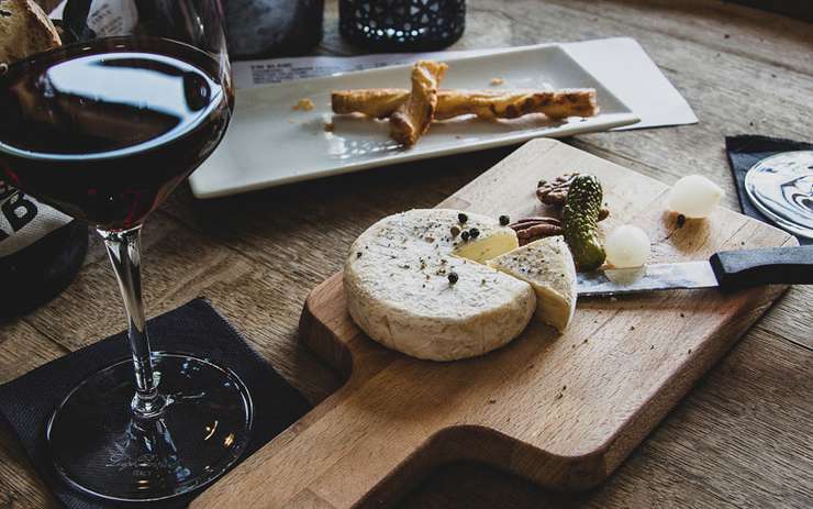 Мягкий сыр с белой плесенью можно сочетать с любым легким вином