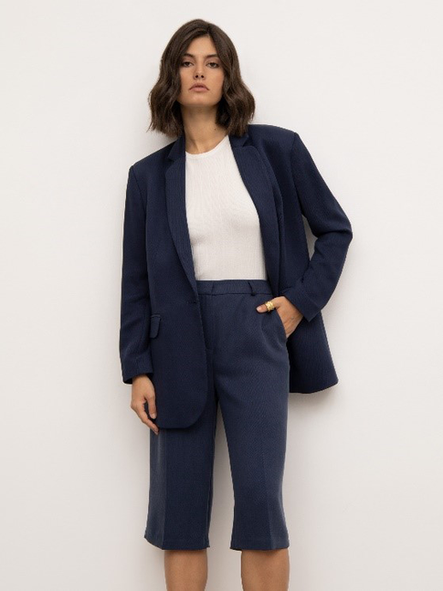 Брючные костюмы, шорты-бермуды, летящие юбки: изучаем офисный дресс-код нынешнего лета