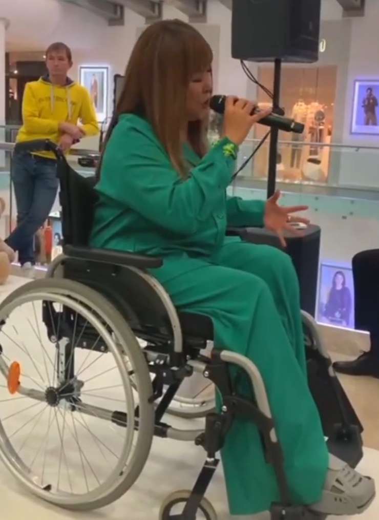 Анита Цой рискнула спеть в инвалидной коляске во время вручения премии