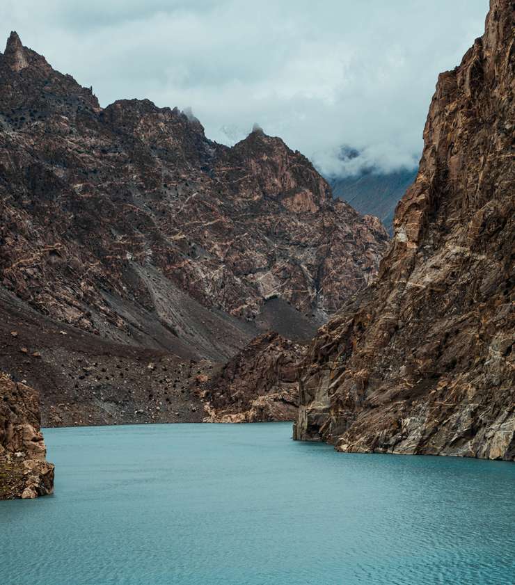 Озеро Аттабад, длина которого более двадцати километров, предлагает туристам различные развлечения
