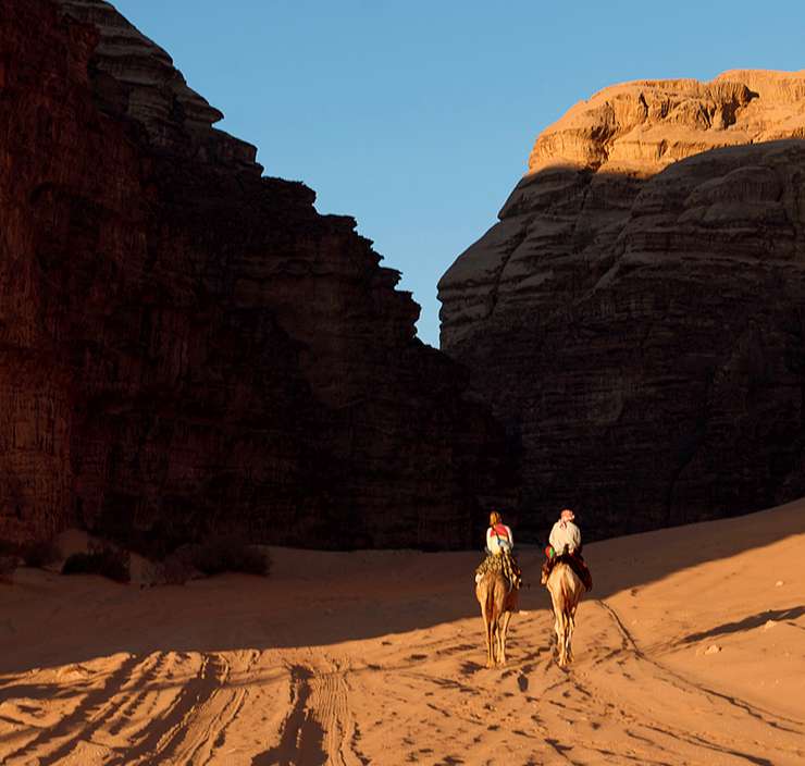 У пустыни Вади-Рам есть второе название – Лунная, и пейзаж вполне соответствует