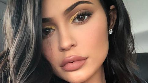 Золотые тени, яркие стрелки: вдохновляемся звездным макияжем на Новый год