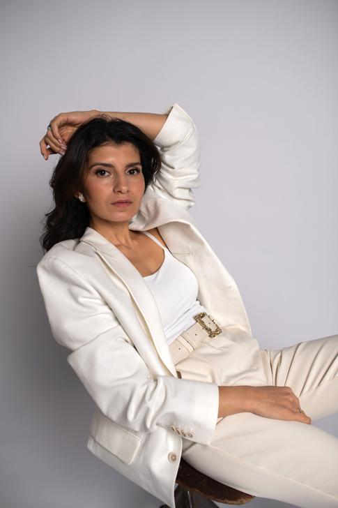 Как вести себя перед камерой: секреты, которые помогут выглядеть естественно и не бояться