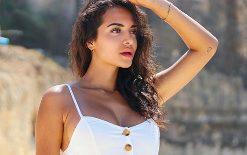 Лайфхаки по подбору одежды, если у вас слишком большая грудь