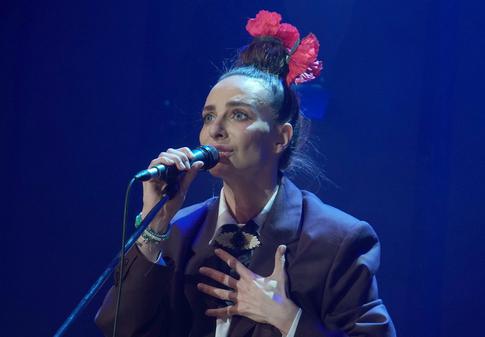 «Будет разлагаться»: Варнаву в роскошной шубе захейтили в Сети